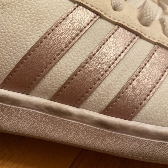 Adidas white leather lace up sneakers with arose gold colored stripe size 10 - Picture 7 of 12